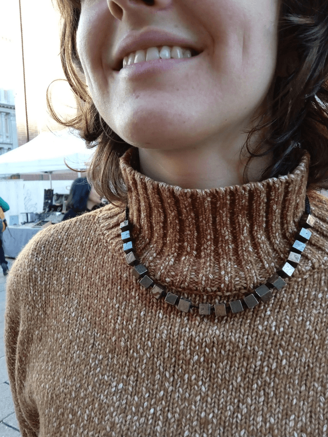 Collana con cubi di Pirite naturale, intrecciata con filo cerato 