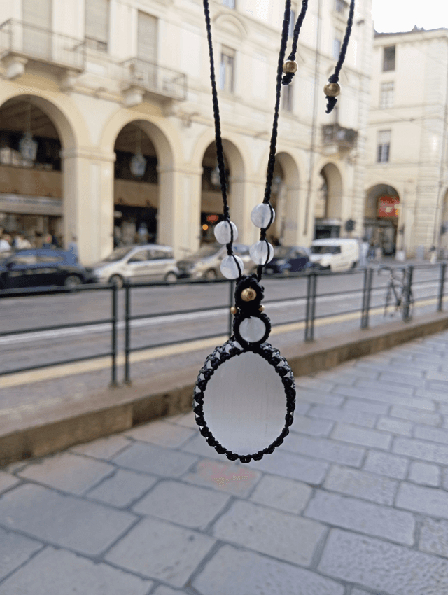 Ciondolo con Cabochon di selenite e perline di labradorite bianca. Regolabile