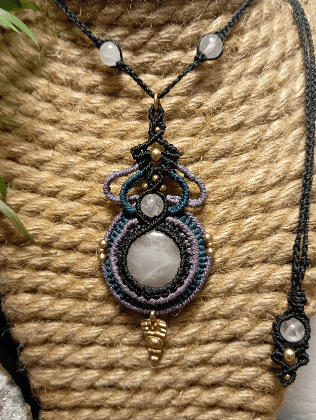 Collana con cabochon di quarzo rosa tondo