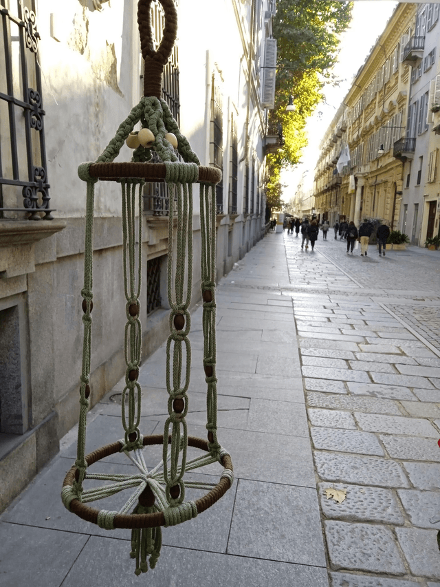 Porta Vaso Volante realizzato a mano con cotone naturale. Versione Gabbia .