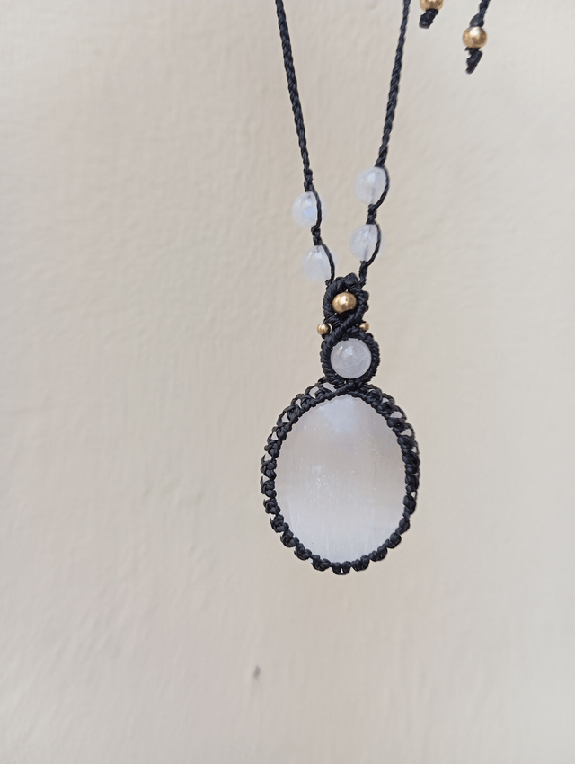 Ciondolo con Cabochon di selenite e perline di labradorite bianca. Regolabile