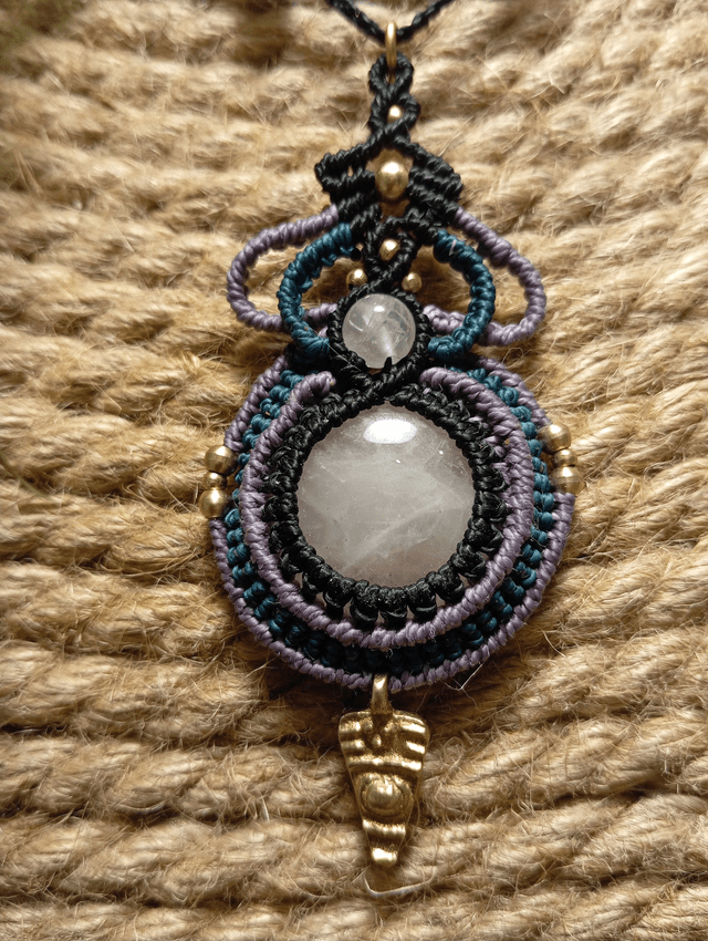 Collana con cabochon di quarzo rosa tondo