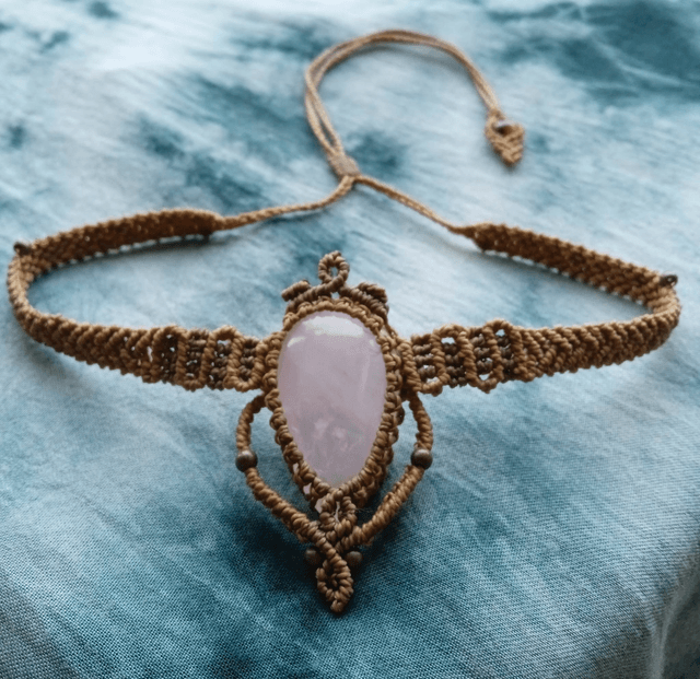 Giracollo regolabile con goccia di quarzo rosa in cabochon, incastonata in fili color marrone sfumato.