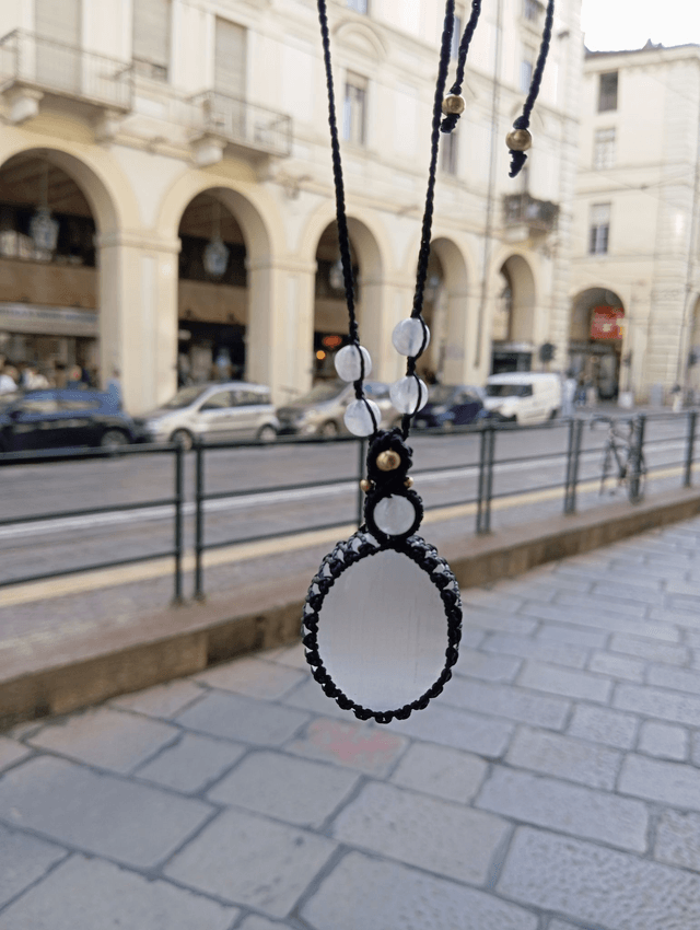 Ciondolo con Cabochon di selenite e perline di labradorite bianca. Regolabile