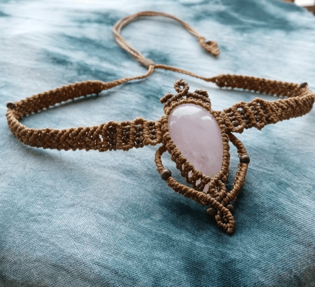 Giracollo regolabile con goccia di quarzo rosa in cabochon, incastonata in fili color marrone sfumato.